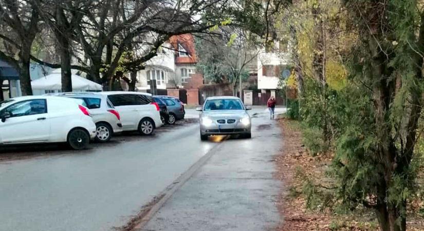 A járda a gyalogosoké! Debrecenben nem mindenhol...