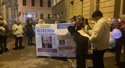 Egyértelmű üzenetekkel tiltakoztak a propaganda ellen a Dunántúli Napló székházánál