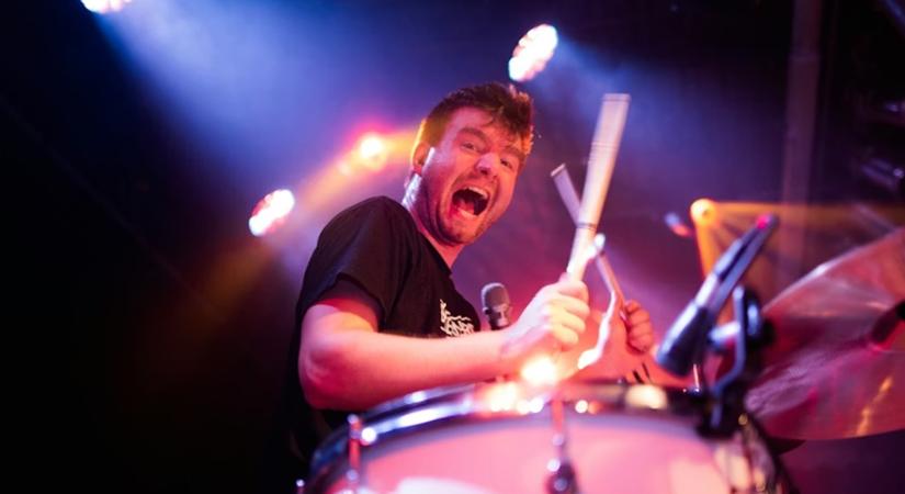 Miért bírják jobban a fájdalmat a zenészek? – A tudomány szerint nem csak a hangszerük húrjai acélosak