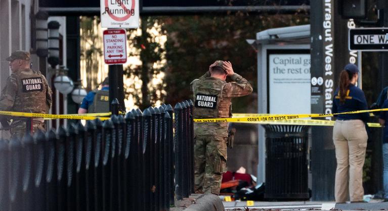 Terrorcselekményként vizsgálják a Fehér Ház közelében történt lövöldözést