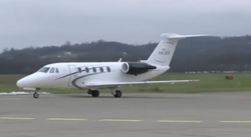 Szijjártó végül magángéppel érkezett Banja Lukába, ahol nem engedték, hogy katonai géppel szálljon le