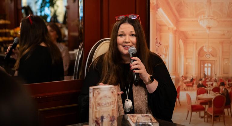 A turisták csak szelfiztek, de ő letette az asztalra a valódi történetet