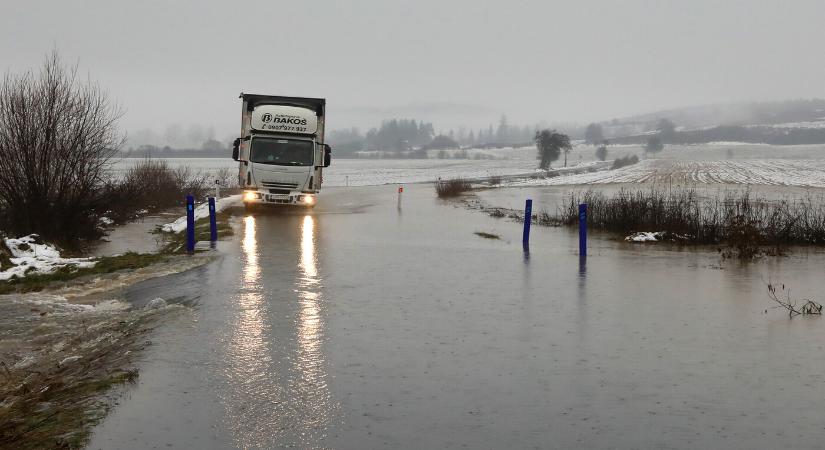 Heves esőzések és olvadó hó miatt emelkednek a folyók vízszintjei több járásban – több helyen árvízvédelmi készültség
