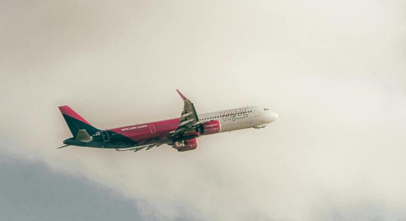 Titokzatos Wizz Air-járat: 17 kört repült a reptér felett, mégsem engedték leszállni – végül más országban ért földet