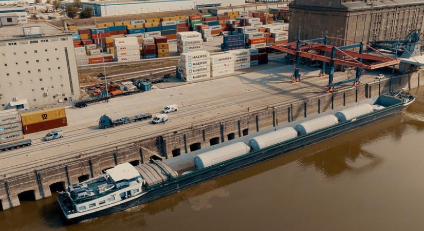 Hatalmas sörtartályok úsznak a Dunán