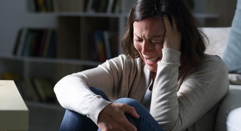 Belenézett férje mobiltelefonjába a kíváncsi feleség: majdnem elájult, amikor megpillantotta ezt az egyszavas üzenetet - rögtön beadta a válópert