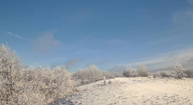 Szikrázó napsütés ragyogja be a havas hegycsúcsokat
