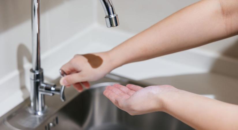 Csőtörés a Kossuth Lajos sugárúton, az Anna-kútnál- forgalmi változások és lassabb haladás várható