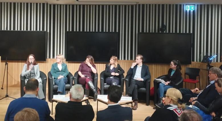 „A média ilyen fokú egyoldalú tájékoztatása kimeríti a választási csalás fogalmát” – a médiarendszerről tartottak konferenciát