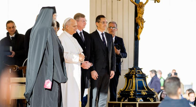 Debrecen város ajándékát nyújtotta át Leó pápának Papp László – fotókkal