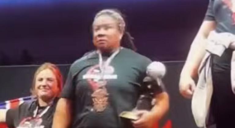 Felnőttfilmes kép buktatta le a világ legerősebb nője címet elhódító transznemű súlyemelőt