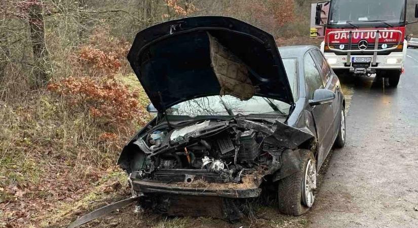 Árokba hajtott és csúnyán összetört egy személyautó (helyszíni fotók)