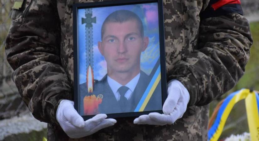 Háború: 23 éves határőrt kísértek utolsó útjára Kárpátalján