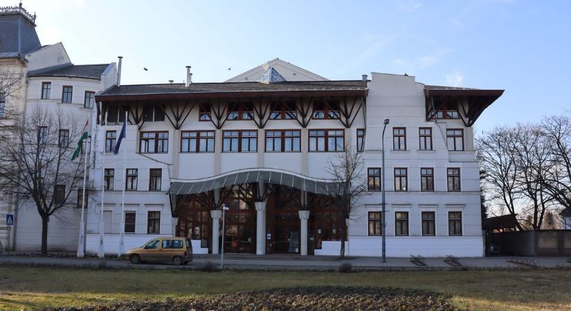 Negyed évszázad után megadta magát a makói sportcsarnok teteje, most a város mentené meg