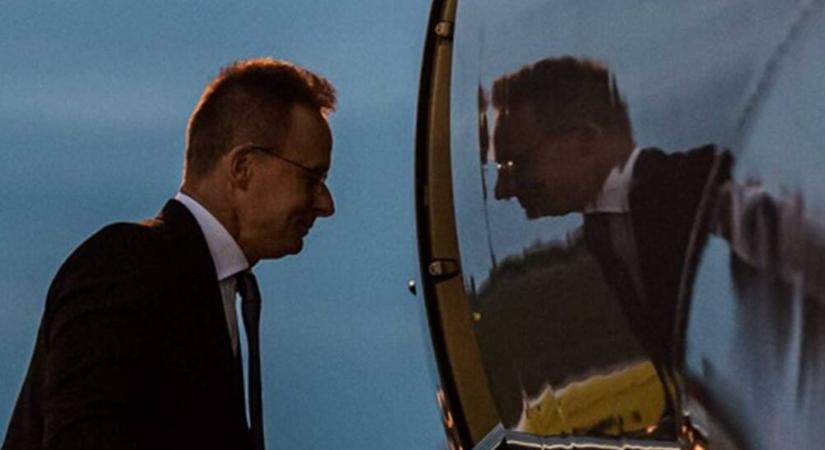 Szijjártót nem olyan egyszerű nem beengedni – Katonai repülő helyett magángéppel szállt le Banja Lukában