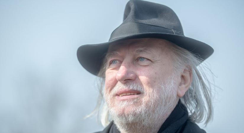Egy ereszcsatornán köszöntötték Krasznahorkai Lászlót, a Nobel-díjas mélyen meghatódott