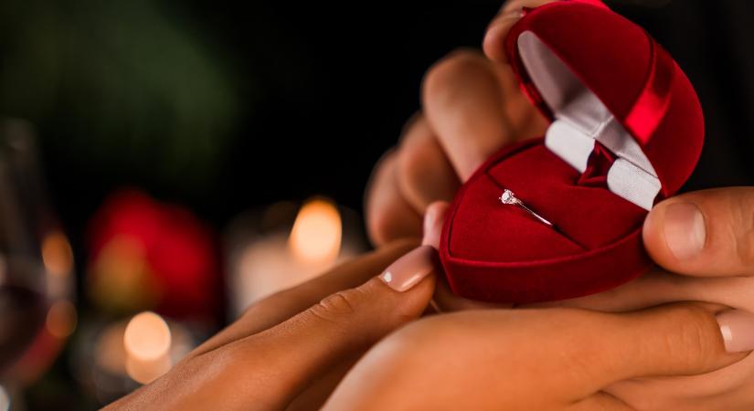 Felháborodott az internet népe – karácsonyi ajándéknak szánja a férfi a leánykérést