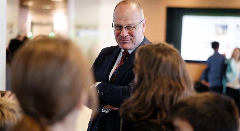 Gazdagok lepik el a Balatont, a helyiek kiszorulnak – Navracsics szerint még éppen időben vagyunk