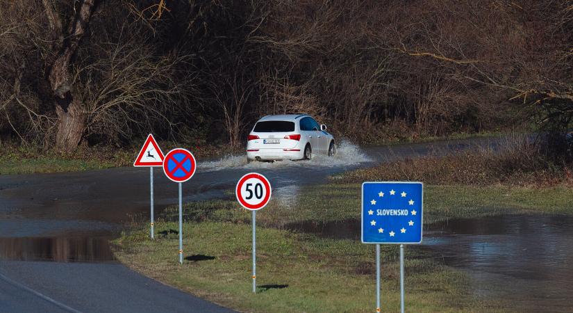 A hirtelen megáradt Hernád miatt az Abaújvár és Kenyhec közötti utat is lezárták (GALÉRIA)
