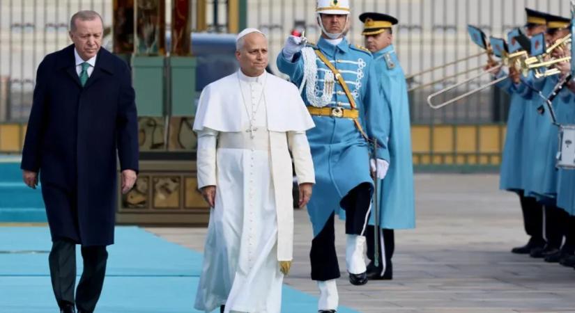 XIV. Leó pápa megérkezett az első külföldi látogatására, Erdoğannal is találkozott