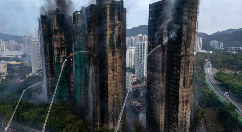 Hét épületre terjedt át a hongkongi lakótűz, több száz embert keresnek