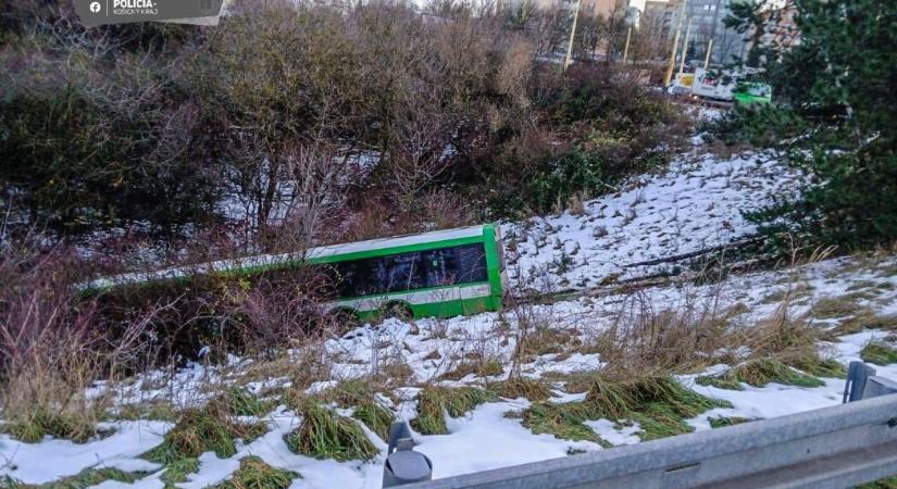 Megcsúszott és lesodródott az útról egy városi autóbusz Kassán