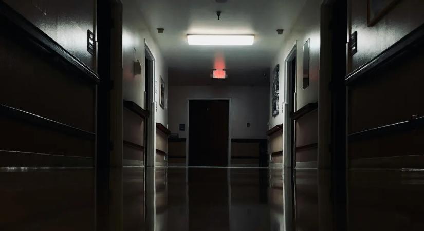 Hátborzongató körülmények közt találták meg az anyját lefejező gyilkos holttestét