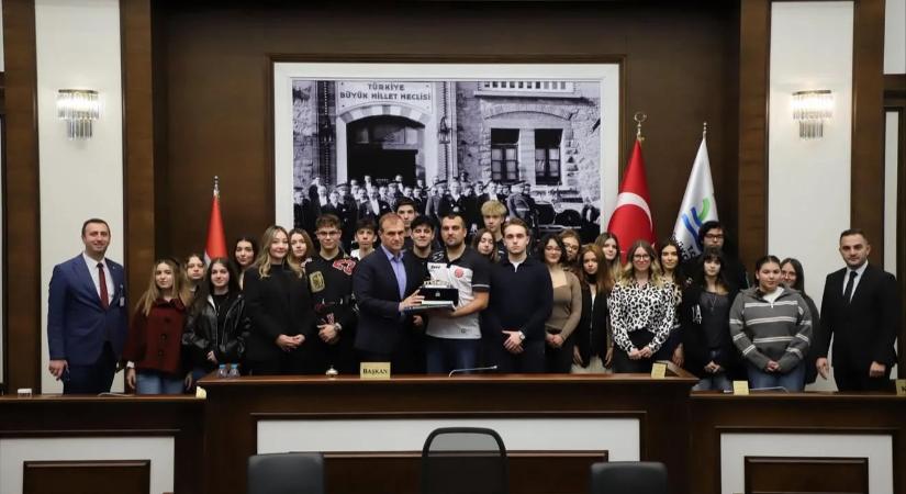 Török-magyar csereiskola kapcsolat: ismét magyar diákok utaztak Isztambulba önkormányzatunk támogatásával