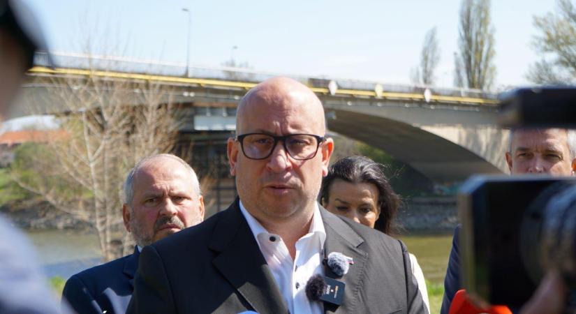 Hétfőn leválthatják a közlekedési minisztert