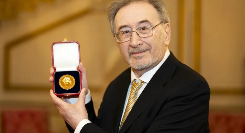 Begyalogolt a Buckingham-palotába, hogy átvegyen Károly királytól egy rangos költészeti elismerést