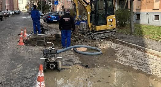 Csőtörés Győrben a Stadion utcában