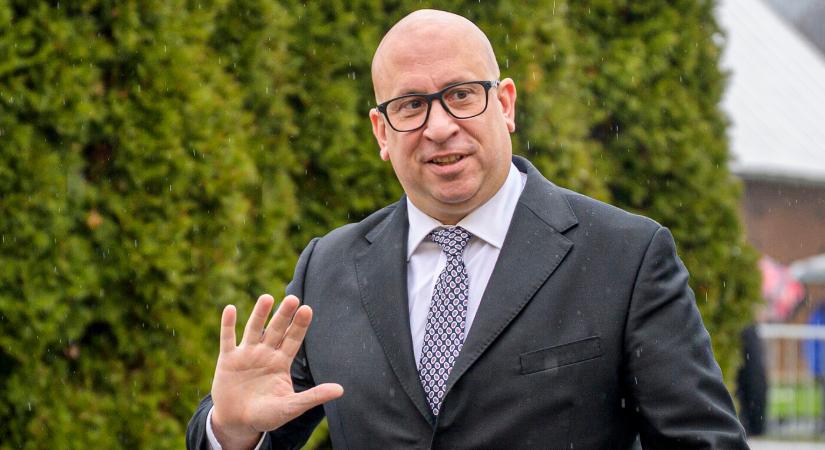 Hétfőn is ülésezik a parlament, ráadásul megszakítás nélkül