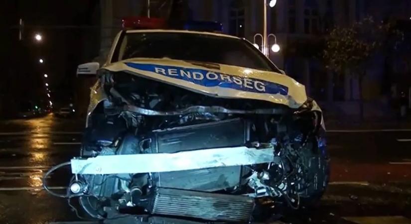 Rendőrautó és taxi ütközött a Szent István körúton, három embert vittek kórházba