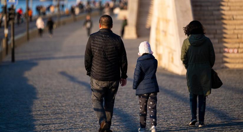 Hazaküldték vízumért Pakisztánba, majd megtagadták, hogy visszatérjen terhes feleségéhez