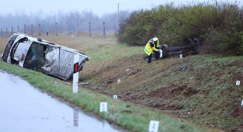 Súlyos felelőtlenség vezetett tragédiához az M5-ösön, az egyik utas kizuhant az autóból
