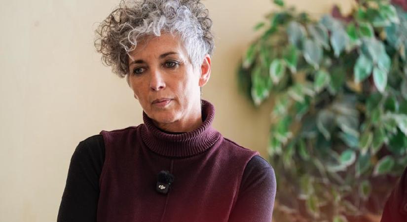 Botrány a Mester utcában: leköpték Bódis Krisztát szórólapozás közben