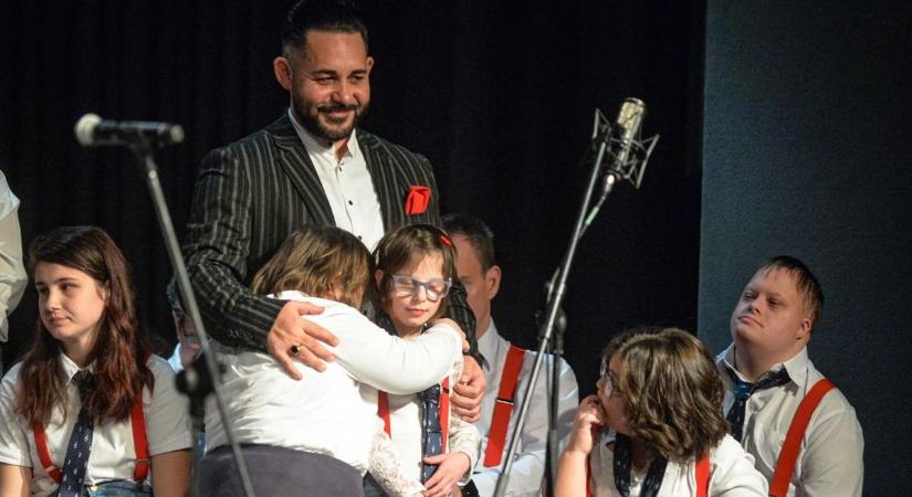 Telt ház előtt történt a csoda Gyöngyösön – a Gyöngyszemek zenekar mindenkit meghatott