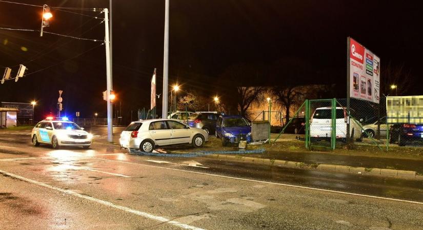 Megszólalt a rendőrség az autótolvaj ügyében, aki autókkal bontott le egy szombathelyi kereskedést - fotók, videó