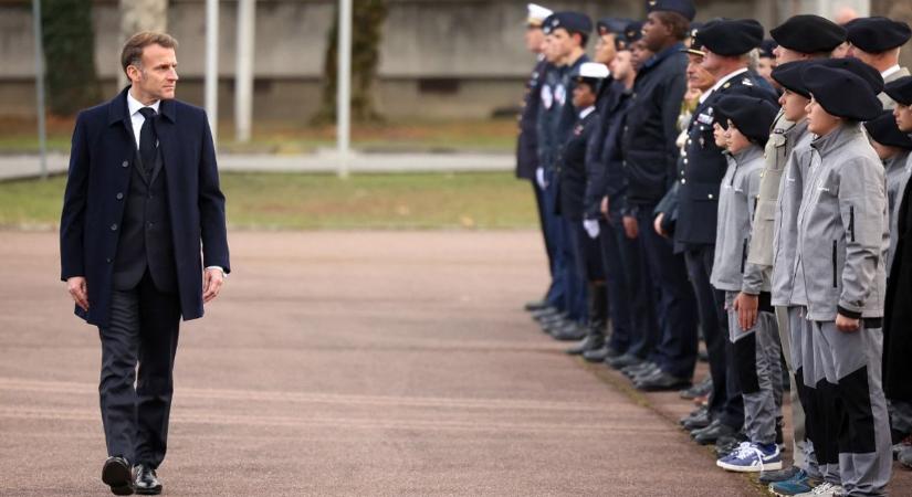 Macron háborúra készül: kvázi kötelező katonai szolgálatot vezet be Franciaország