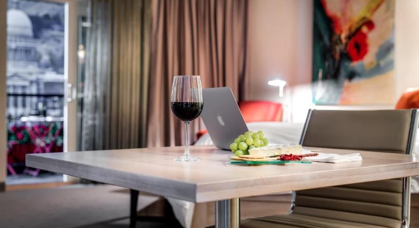 Teltházra készülnek a reptéri szállodák az ünnepek alatt