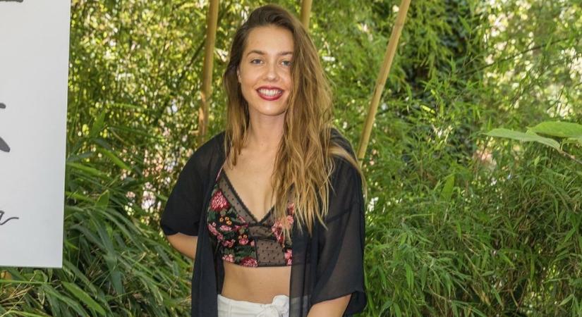 Akár egy amazon: alig takarta valami Rubint Rella formás idomait