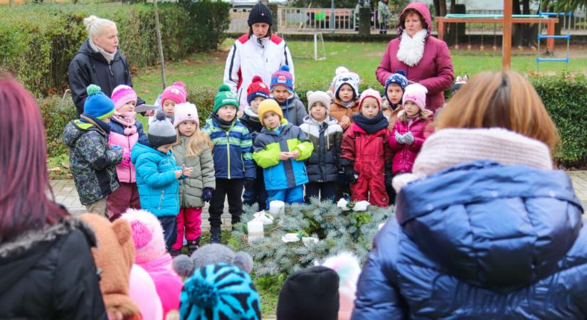 Meggyújtották az első gyertyát a Csillagszem adventi koszorúján