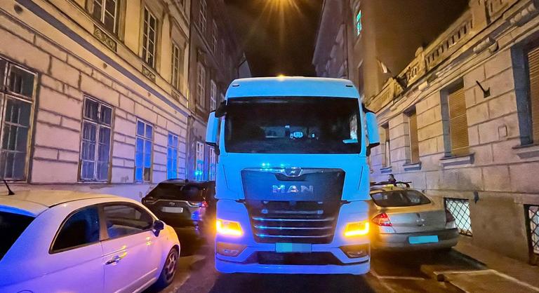 Forgalommal szemben szorult be egy V. kerületi utcába egy kamion