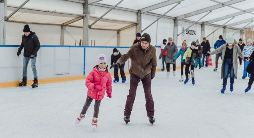Még néhány nap, és nyit a műjégpálya Sopronban - bárki korit ragadhat