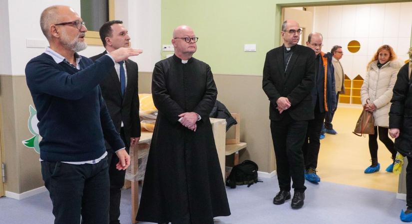 Puha anyagok, dupla udvar, üvegfalak - így néz ki Szombathely legújabb bölcsődéje