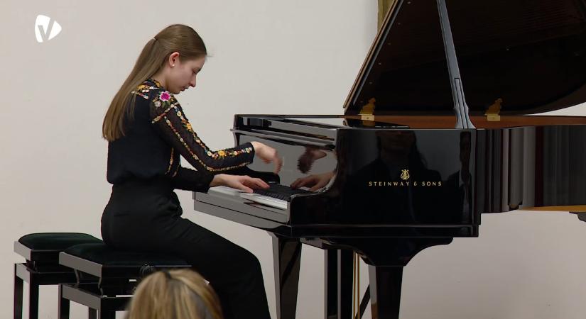 Steinway zongorát kapott a Péczely iskola
