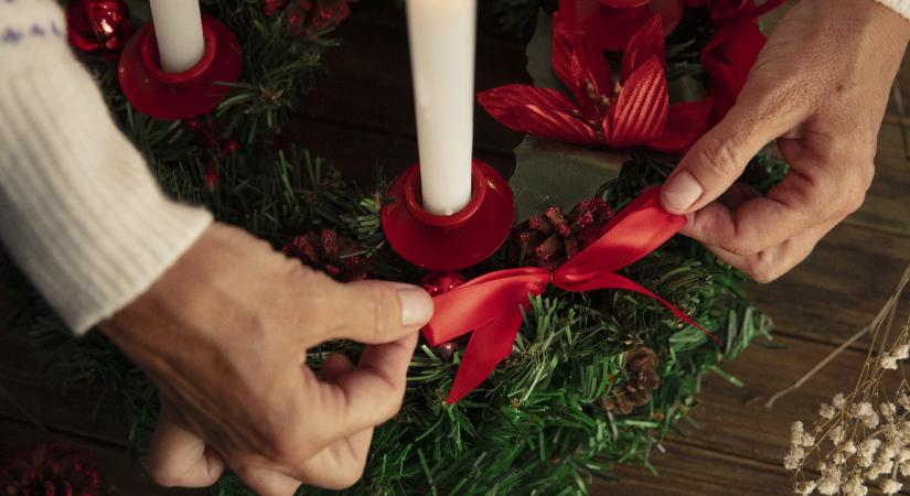 Így készítsen adventi koszorút fillérekből