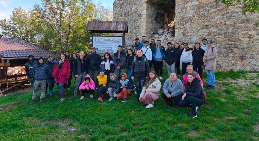 A tornai alapiskola ismét bizonyította: élő hagyományok nélkül nincs jövő