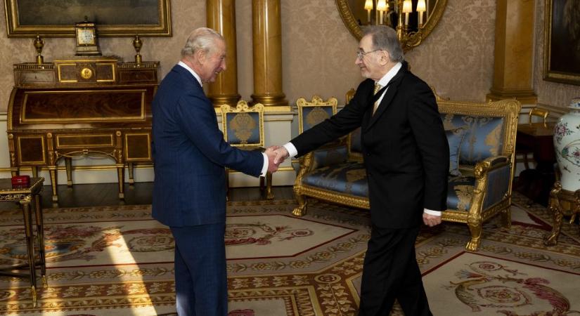 III. Károlytól vett át kitüntetést George Szirtes: Nem azért kedvelem, mert ő a király, hanem mert jó volt vele beszélgetni