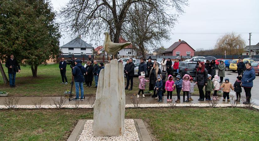 Munkácsi és harkivi művészek szobrait avatták fel Lónyán és Aranyosapátiban